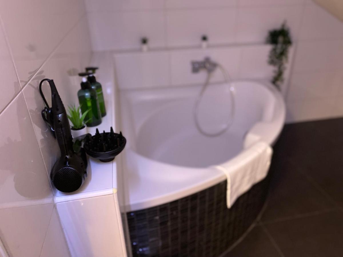 Deluxe Business Suite Mit Netflix Premium & Parkplatz, Zentral Zu Audi & Schwarz Gruppe With 2 Bedrooms Bad Friedrichshall Exterior photo